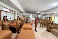 Bupati TTU Yoseph Falentinus Delasalle Kebo mengawali hari pertama kerja pascalibur Lebaran 2025 dengan melakukan sidak ke sejumlah OPD di lingkup Pemerintah Kabupaten TTU pada Selasa 8 April 2025. (Beritasatu.com/David Wilson)