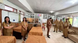 Bupati TTU Yoseph Falentinus Delasalle Kebo mengawali hari pertama kerja pascalibur Lebaran 2025 dengan melakukan sidak ke sejumlah OPD di lingkup Pemerintah Kabupaten TTU pada Selasa 8 April 2025. (Beritasatu.com/David Wilson)