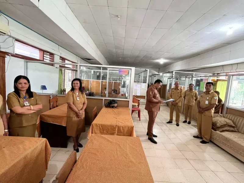Bupati TTU Yoseph Falentinus Delasalle Kebo mengawali hari pertama kerja pascalibur Lebaran 2025 dengan melakukan sidak ke sejumlah OPD di lingkup Pemerintah Kabupaten TTU pada Selasa 8 April 2025. (Beritasatu.com/David Wilson)