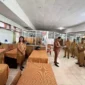 Bupati TTU Yoseph Falentinus Delasalle Kebo mengawali hari pertama kerja pascalibur Lebaran 2025 dengan melakukan sidak ke sejumlah OPD di lingkup Pemerintah Kabupaten TTU pada Selasa 8 April 2025. (Beritasatu.com/David Wilson)