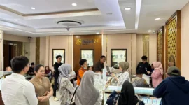 Masyarakat berburu emas di outlet Pegadaian Galeri 24 Cabang Salemba Jakarta, Selasa, 8 April 2025. (Pegadaian)