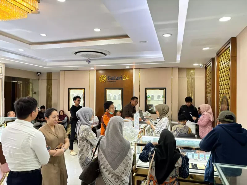 Masyarakat berburu emas di outlet Pegadaian Galeri 24 Cabang Salemba Jakarta, Selasa, 8 April 2025. (Pegadaian)