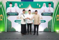 Bupati Andi Rudi Latif (tengah) bersama Wabup H. Bahsanuddin (kiri) dan Ketua DPRD Tanbu, Andrean Atma Maulani serta jajaran Pemkab Tanah Bumbu menyambut warga dalam Open House Idul Fitri di kediamannya.