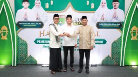 Bupati Andi Rudi Latif (tengah) bersama Wabup H. Bahsanuddin (kiri) dan Ketua DPRD Tanbu, Andrean Atma Maulani serta jajaran Pemkab Tanah Bumbu menyambut warga dalam Open House Idul Fitri di kediamannya.