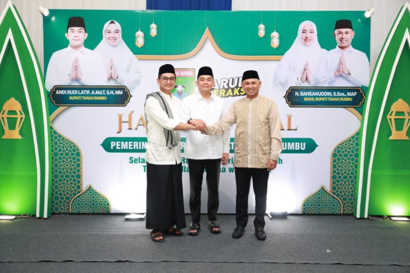 Bupati Andi Rudi Latif (tengah) bersama Wabup H. Bahsanuddin (kiri) dan Ketua DPRD Tanbu, Andrean Atma Maulani serta jajaran Pemkab Tanah Bumbu menyambut warga dalam Open House Idul Fitri di kediamannya.