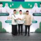 Bupati Andi Rudi Latif (tengah) bersama Wabup H. Bahsanuddin (kiri) dan Ketua DPRD Tanbu, Andrean Atma Maulani serta jajaran Pemkab Tanah Bumbu menyambut warga dalam Open House Idul Fitri di kediamannya.