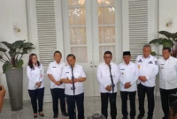 Gubernur DKI Jakarta Pramono Anung membahas sejumlah persoalan seperti transportasi, banjir, hingga penanganan sampah dalam pertemuan bersama Gubernur Banten dan kepala daerah se-Tangerang Raya di Balai Kota DKI Jakarta, Rabu, 9 April 2025. /Pikiran Rakyat/Boy Darmawan/Detik Indonesia