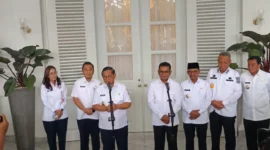 Gubernur DKI Jakarta Pramono Anung membahas sejumlah persoalan seperti transportasi, banjir, hingga penanganan sampah dalam pertemuan bersama Gubernur Banten dan kepala daerah se-Tangerang Raya di Balai Kota DKI Jakarta, Rabu, 9 April 2025. /Pikiran Rakyat/Boy Darmawan/Detik Indonesia