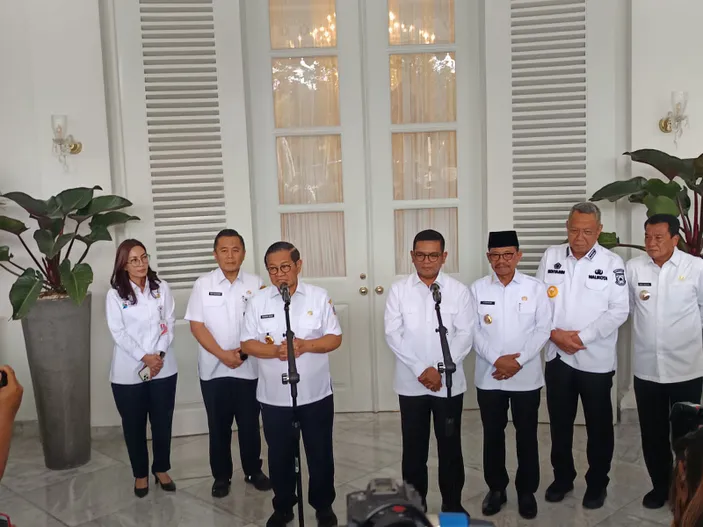 Gubernur DKI Jakarta Pramono Anung membahas sejumlah persoalan seperti transportasi, banjir, hingga penanganan sampah dalam pertemuan bersama Gubernur Banten dan kepala daerah se-Tangerang Raya di Balai Kota DKI Jakarta, Rabu, 9 April 2025. /Pikiran Rakyat/Boy Darmawan/Detik Indonesia