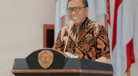 Bupati Halmahera Tengah, Ikram M. Sangadji, menyampaikan arahan dalam Rakor Pemda di Aula H. Salahuddin Bin Talabuddin, Kamis (10/4/2025). (Dok. Humas).