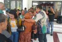 Bupati TTU, Yoseph Falentinus Delasalle Kebo saat bertemu pedagang di lobi lantai 1 Kantor Bupati TTU (Poldus Meomanu )