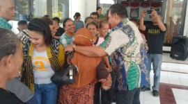 Bupati TTU, Yoseph Falentinus Delasalle Kebo saat bertemu pedagang di lobi lantai 1 Kantor Bupati TTU (Poldus Meomanu )