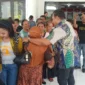 Bupati TTU, Yoseph Falentinus Delasalle Kebo saat bertemu pedagang di lobi lantai 1 Kantor Bupati TTU (Poldus Meomanu )