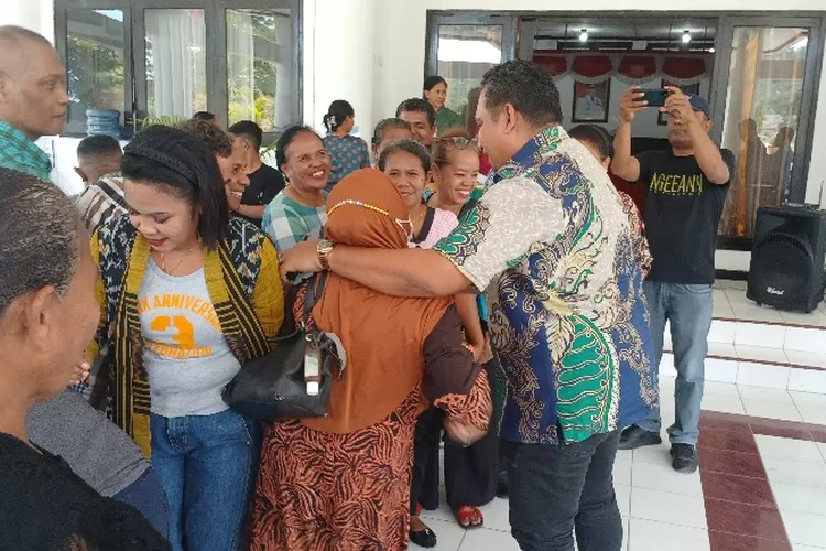 Bupati TTU, Yoseph Falentinus Delasalle Kebo saat bertemu pedagang di lobi lantai 1 Kantor Bupati TTU (Poldus Meomanu )