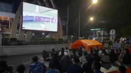 Puluhan warga Sragen mengikuti nonbar pertandingan sepakbola Piala Asia U-17 tahun 2025 di Videotron Alun-alun Sasana Langen Putra Sragen, Senin (14/4/2025) malam. (Detik Indonesia/Espos.id/Tri Rahayu)