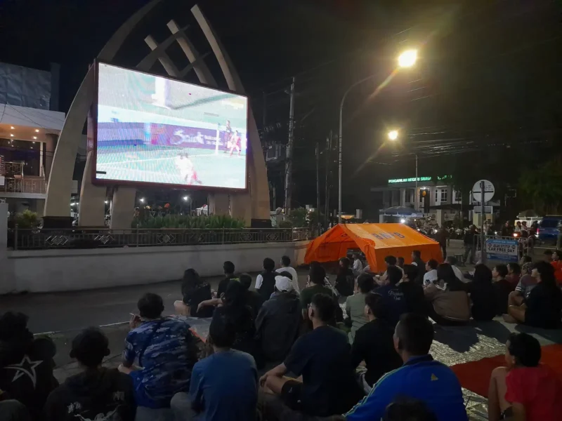 Puluhan warga Sragen mengikuti nonbar pertandingan sepakbola Piala Asia U-17 tahun 2025 di Videotron Alun-alun Sasana Langen Putra Sragen, Senin (14/4/2025) malam. (Detik Indonesia/Espos.id/Tri Rahayu)