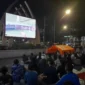 Puluhan warga Sragen mengikuti nonbar pertandingan sepakbola Piala Asia U-17 tahun 2025 di Videotron Alun-alun Sasana Langen Putra Sragen, Senin (14/4/2025) malam. (Detik Indonesia/Espos.id/Tri Rahayu)