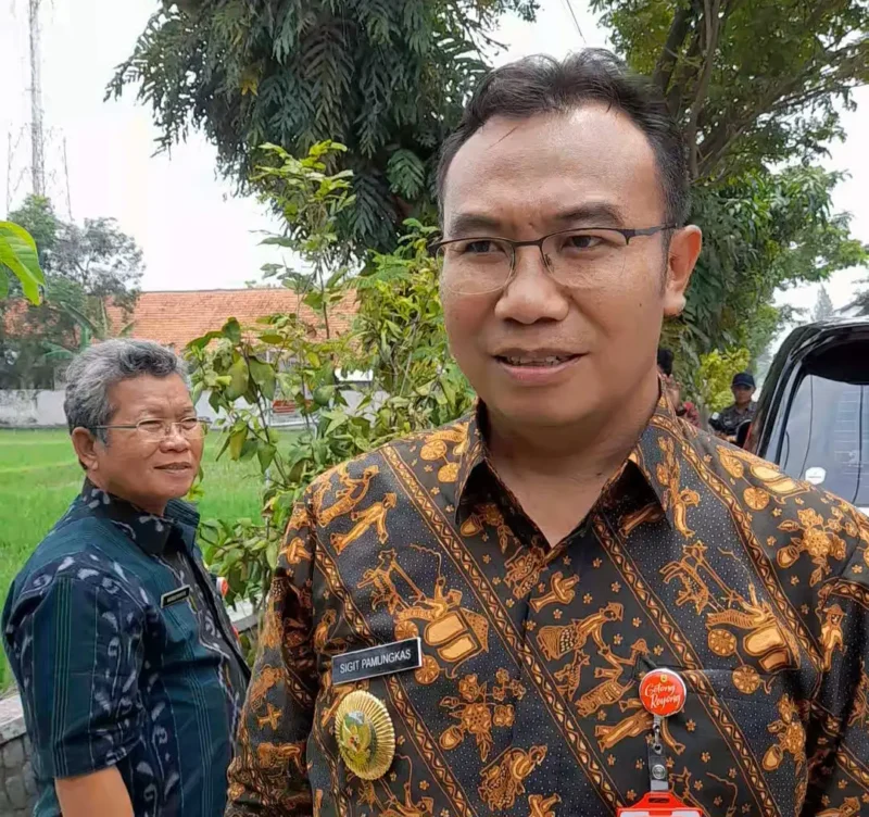 Bupati Sragen Sigit Pamungkas bertemu wartawan saat menyiapkan lahan untuk sekolah rakyat yang diperuntukan bagi warga miskin belum lama ini. (Detik Indonesia/Espos.id/Tri Rahayu)
