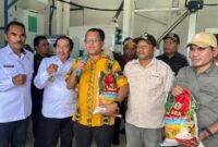 Gubernur Nusa Tenggara Timur (NTT), Melki Laka Lena, ketika meluncurkan beras Nagekeo, produk Badan Usaha Milik Desa (BUMDes) Marapokot di Kabupaten Nagekeo pada Kamis, 3 April 2025 (Foto: HO)