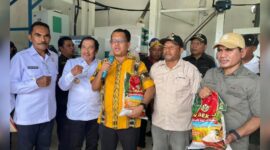 Gubernur Nusa Tenggara Timur (NTT), Melki Laka Lena, ketika meluncurkan beras Nagekeo, produk Badan Usaha Milik Desa (BUMDes) Marapokot di Kabupaten Nagekeo pada Kamis, 3 April 2025 (Foto: HO)