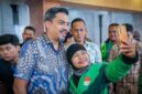 Menteri UMKM Maman Abdurahman saat berswafoto dengan salah satu pengemudi ojek online di Jakarta. (Foto: Kementerian UMKM)