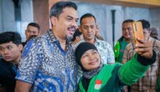 Menteri UMKM Maman Abdurahman saat berswafoto dengan salah satu pengemudi ojek online di Jakarta. (Foto: Kementerian UMKM)