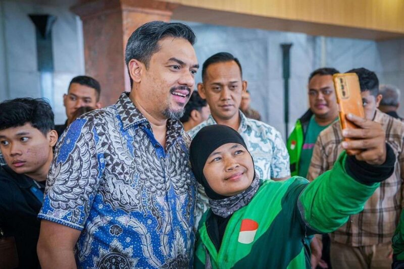 Menteri UMKM Maman Abdurahman saat berswafoto dengan salah satu pengemudi ojek online di Jakarta. (Foto: Kementerian UMKM)