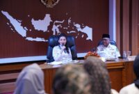 Gubernur Maluku Utara, Sherly Laos didampingi Sekretaris Daerah, Samsuddin A Kadir, berdialog dengan alumni IPDN, di lantai IV kantor Gubernur, Rabu (23/4/2025).(Detik Indonesia/RRI/Yudi).