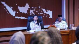 Gubernur Maluku Utara, Sherly Laos didampingi Sekretaris Daerah, Samsuddin A Kadir, berdialog dengan alumni IPDN, di lantai IV kantor Gubernur, Rabu (23/4/2025).(Detik Indonesia/RRI/Yudi).