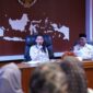 Gubernur Maluku Utara, Sherly Laos didampingi Sekretaris Daerah, Samsuddin A Kadir, berdialog dengan alumni IPDN, di lantai IV kantor Gubernur, Rabu (23/4/2025).(Detik Indonesia/RRI/Yudi).