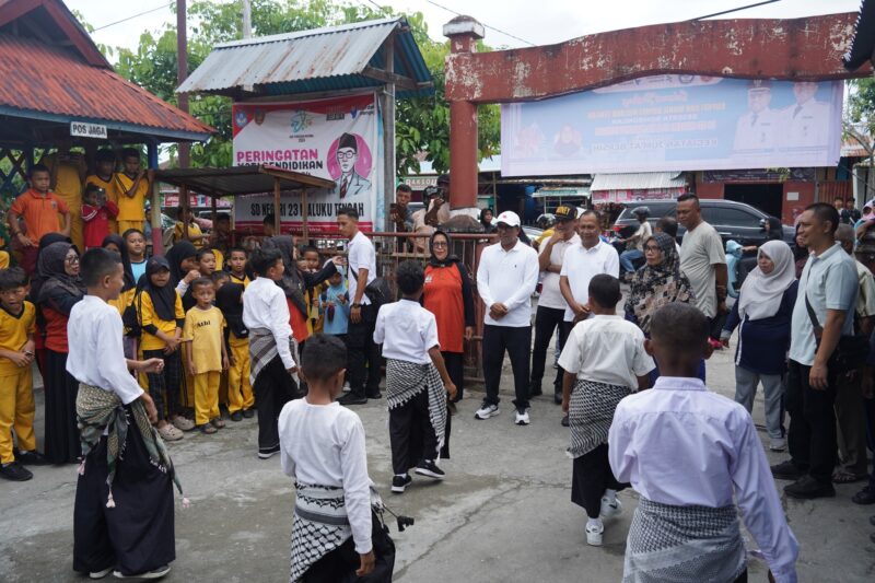 Bupati Maluku Tengah saat disambut Anak SD Negeri 21 dan SD Negeri 23 (Ardi Humas/Humas Protokol Mateng)