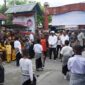 Bupati Maluku Tengah saat disambut Anak SD Negeri 21 dan SD Negeri 23 (Ardi Humas/Humas Protokol Mateng)