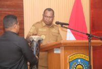  Bupati Raja Ampat, Orideko I. Burdam menabuh tifa pembukaan Musrembang RKPD Kabupaten Raja Ampat tahun 2026 yang berlangsung di Aula Bappeda Raja Ampat, Selasa (15/4/2025)/Detik Indonesia/Info Publik/Varoq Husain
