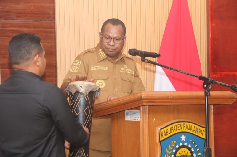  Bupati Raja Ampat, Orideko I. Burdam menabuh tifa pembukaan Musrembang RKPD Kabupaten Raja Ampat tahun 2026 yang berlangsung di Aula Bappeda Raja Ampat, Selasa (15/4/2025)/Detik Indonesia/Info Publik/Varoq Husain