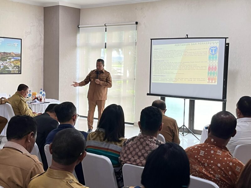 Bupati TTU Falent Kebo saat membahas isu strategis (Facebook Falent Kebo)