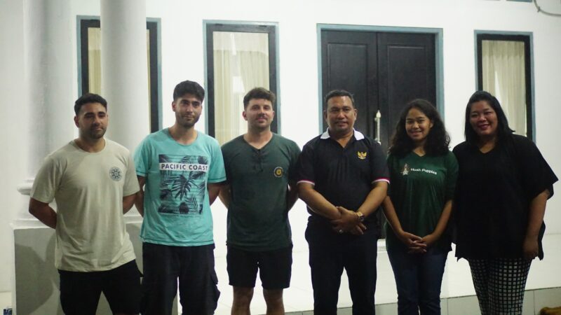 Bupati Falent dan Turis Yunani ((Laman Facebook @Yosep Falentinus Delasalle Kebo )