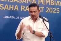 Menteri UMKM Maman Abdurahman (tengah) menyampaikan keterangan pers usai menandatangani kerja sama dengan 46 lembaga penyalur KUR di Jakarta, Jumat (25/4/2025) (Detik Indonesia/RRI/Ryan Suryadi) 