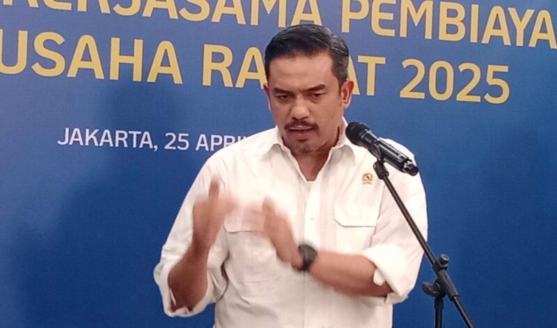 Menteri UMKM Maman Abdurahman (tengah) menyampaikan keterangan pers usai menandatangani kerja sama dengan 46 lembaga penyalur KUR di Jakarta, Jumat (25/4/2025) (Detik Indonesia/RRI/Ryan Suryadi) 
