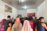 Keramaian pengunjung pembeli bakso di jalan lintas tengah sumatra. (Detik Indonesia Reporter RRI/Palas).