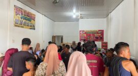 Keramaian pengunjung pembeli bakso di jalan lintas tengah sumatra. (Detik Indonesia Reporter RRI/Palas).