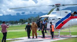 Gubernur Papua Pegunungan, John Tabo dan Bupati Jayawijaya, Athenius Murib, saat meninjau banjir dari atas menggunakan helikopter, Selasa (29/4/2025).(Detik Indonesia/KOMPAS.COM/Humas Pemprov Papua)