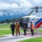 Gubernur Papua Pegunungan, John Tabo dan Bupati Jayawijaya, Athenius Murib, saat meninjau banjir dari atas menggunakan helikopter, Selasa (29/4/2025).(Detik Indonesia/KOMPAS.COM/Humas Pemprov Papua)