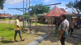 Bupati TTU Falent Kebo pantau pembangunan Garasi mobil dinas Pemda. Foto istimewa