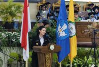 Gubernur Maluku Utara, Sherly Laos, menyampaikan sambutan pada acara Wisuda Unkhair di Aula Banau, Kampus I, Kelurahan Akehuda, Kota Ternate, Sabtu (12/4/2025). (Foto: RRI/Ferdy).