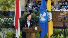 Gubernur Maluku Utara, Sherly Laos, menyampaikan sambutan pada acara Wisuda Unkhair di Aula Banau, Kampus I, Kelurahan Akehuda, Kota Ternate, Sabtu (12/4/2025). (Foto: RRI/Ferdy).