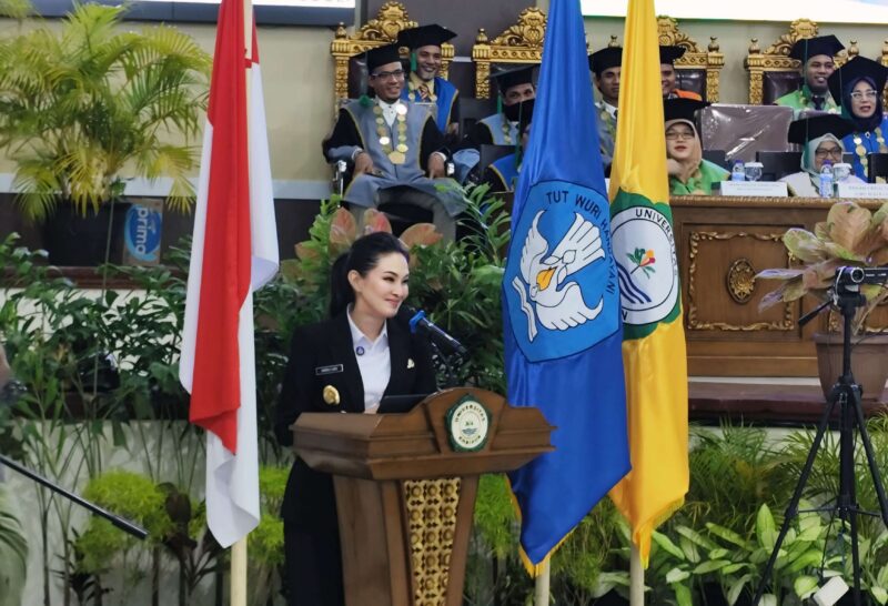 Gubernur Maluku Utara, Sherly Laos, menyampaikan sambutan pada acara Wisuda Unkhair di Aula Banau, Kampus I, Kelurahan Akehuda, Kota Ternate, Sabtu (12/4/2025). (Foto: RRI/Ferdy).