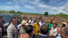 Gubernur NTT, Emanuel Melkiades Laka Lena, saat melakukan kunjungan kerja di Desa Waekokak, Nagekeo, 2 April 2025, untuk meninjau potensi tambak garam dan lahan pertanian.Gubernur NTT, Emanuel Melkiades Laka Lena, saat melakukan kunjungan kerja di Desa Waekokak, Nagekeo, 2 April 2025, untuk meninjau potensi tambak garam dan lahan pertanian. /Istimewa/