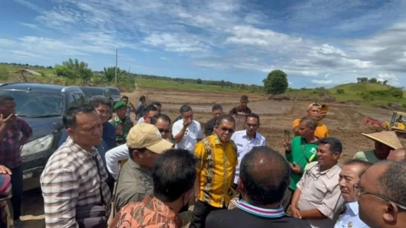 Gubernur NTT, Emanuel Melkiades Laka Lena, saat melakukan kunjungan kerja di Desa Waekokak, Nagekeo, 2 April 2025, untuk meninjau potensi tambak garam dan lahan pertanian.Gubernur NTT, Emanuel Melkiades Laka Lena, saat melakukan kunjungan kerja di Desa Waekokak, Nagekeo, 2 April 2025, untuk meninjau potensi tambak garam dan lahan pertanian. /Istimewa/