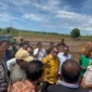Gubernur NTT, Emanuel Melkiades Laka Lena, saat melakukan kunjungan kerja di Desa Waekokak, Nagekeo, 2 April 2025, untuk meninjau potensi tambak garam dan lahan pertanian.Gubernur NTT, Emanuel Melkiades Laka Lena, saat melakukan kunjungan kerja di Desa Waekokak, Nagekeo, 2 April 2025, untuk meninjau potensi tambak garam dan lahan pertanian. /Istimewa/