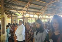 Yoseph Falentinus Delasalle Kebo, bersama keluarga mengikuti misa Paskah di Gereja Paroki Santo Fransiskus Xaverius Wini pada Minggu, 20 April 2025. Foto: DETIKINDONESIA/iNewsTTU.id/Sefnat